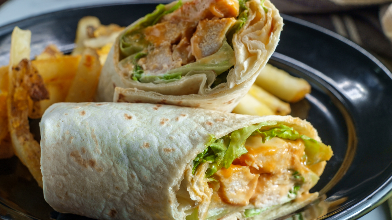 Wrap Integral de Frango com Molho de Iogurte